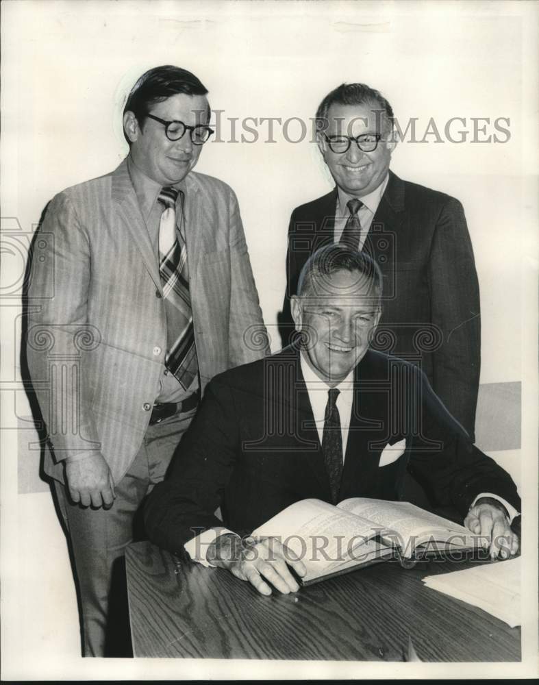 Load image into Gallery viewer, 1970 Press Photo Newly Elected Parkway and Park Commission Officers - noo31794
