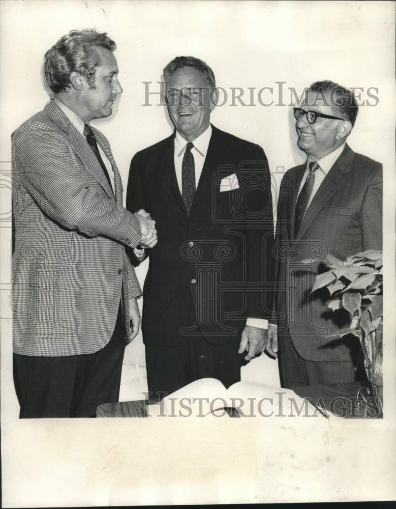 Load image into Gallery viewer, 1970 Press Photo Mayor Congratulates Parkway &amp; Park Commission Officers
