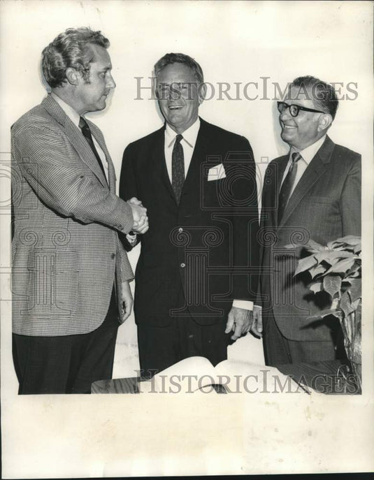 1970 Press Photo Mayor Congratulates Parkway & Park Commission Officers