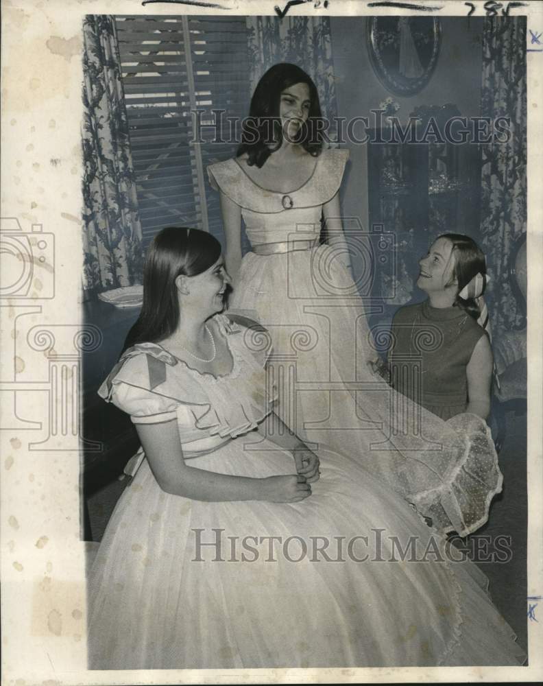 Load image into Gallery viewer, 1971 Press Photo Jefferson young ladies trying out dress for the Spring Fiesta
