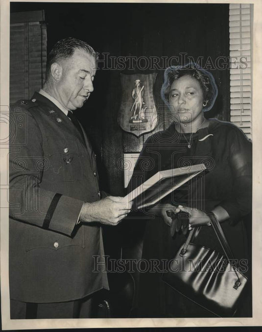 1967 Press Photo Ophelia Jackson receives the Purple Heart in behalf of Late son