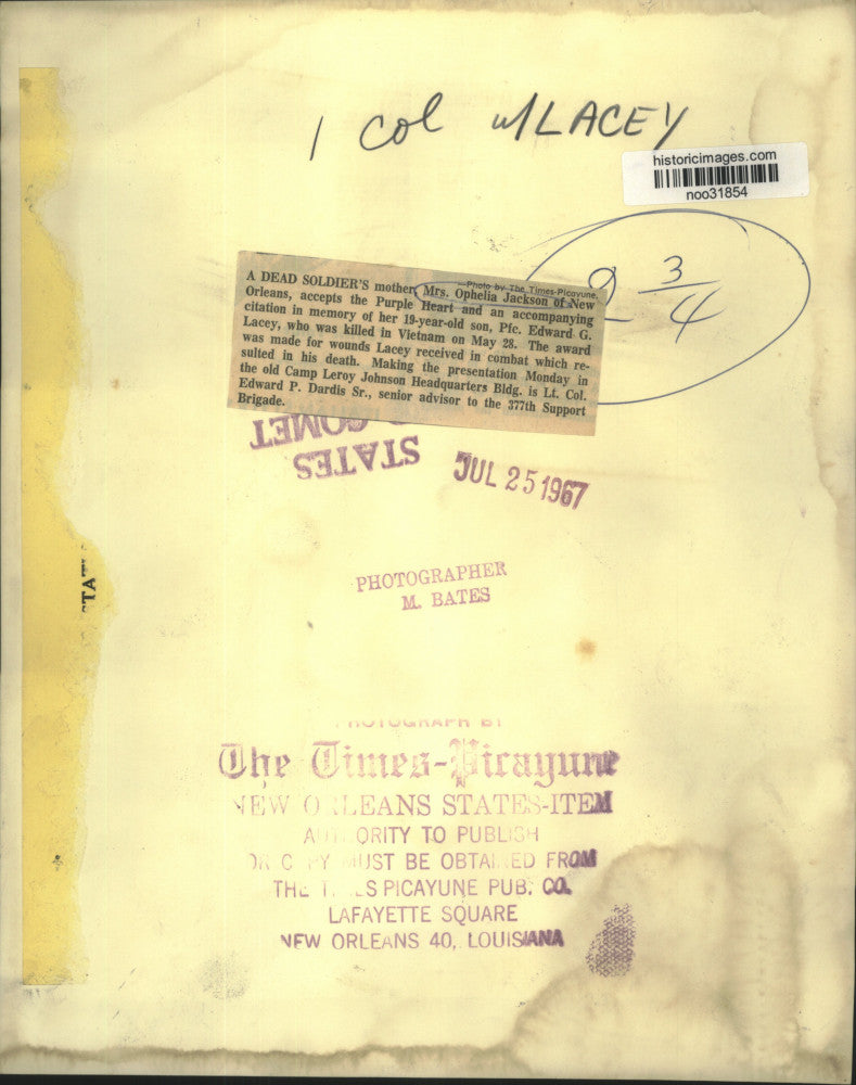 1967 Press Photo Ophelia Jackson receives the Purple Heart in behalf of Late son