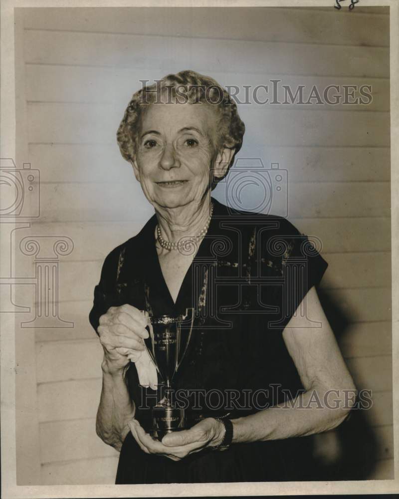 1958 Press Photo Mrs. Ida N. Hornaday receives an award - noo31857