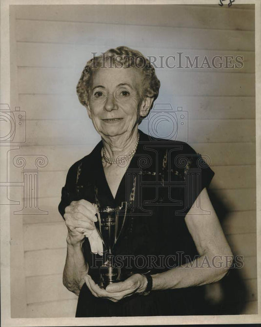 1958 Press Photo Mrs. Ida N. Hornaday receives an award - noo31857