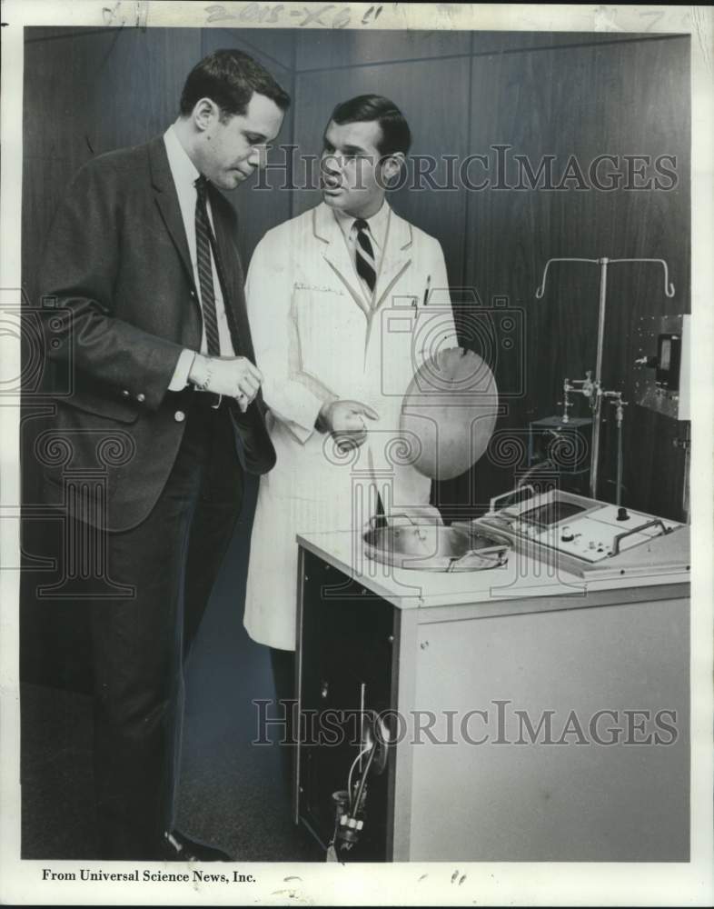 1970 Press Photo Dr. Edward Diethrich with machine to keep hearts alive