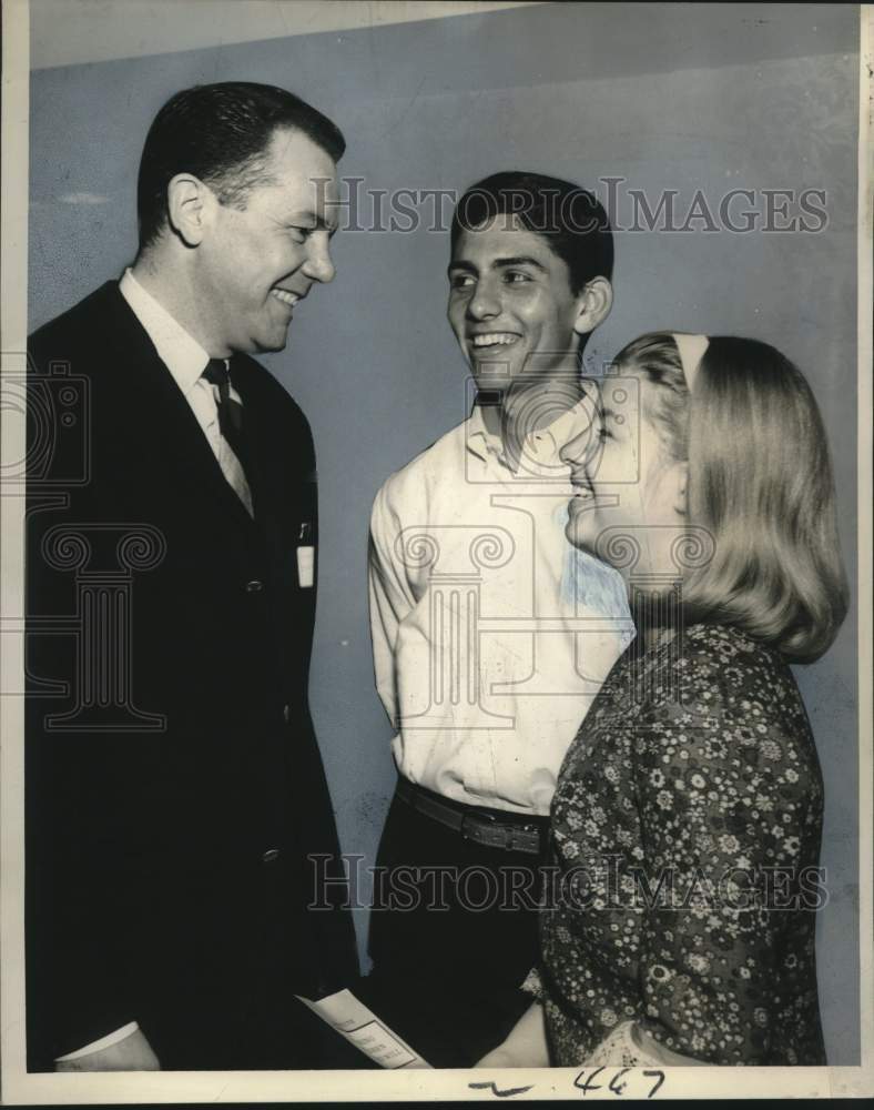 1966 Press Photo attendees talk at Christian & Jewish meeting in New Orleans
