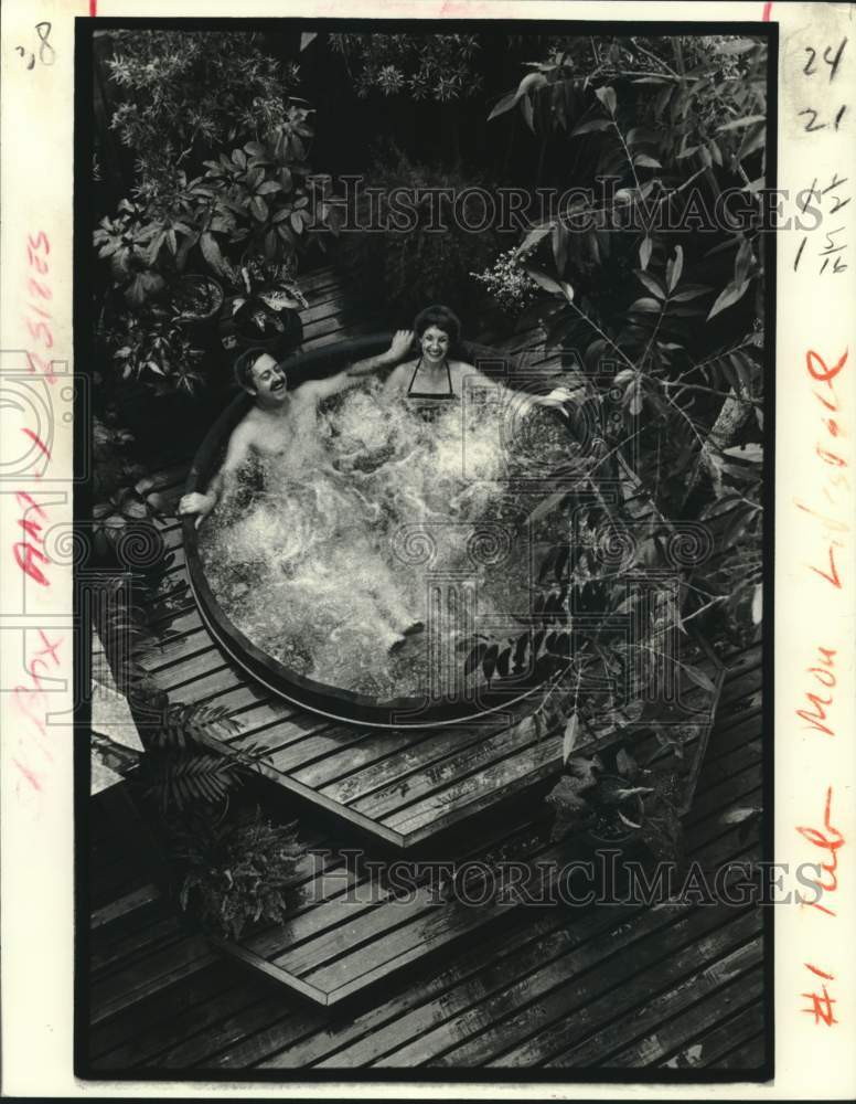 1980 Press Photo Larry &amp; Margie Case enjoy their hot tub in New Orleans area- Historic Images