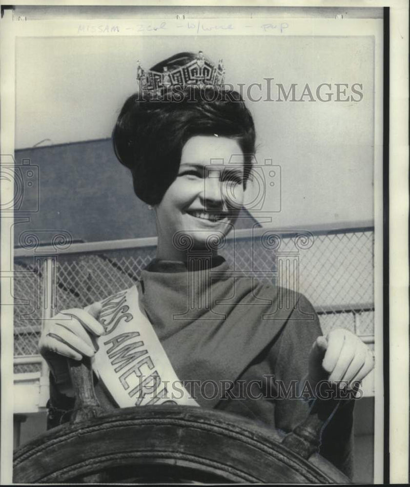 Load image into Gallery viewer, 1966 Press Photo Jane Jayroe, Miss America poses at ship's wheel - noo31960

