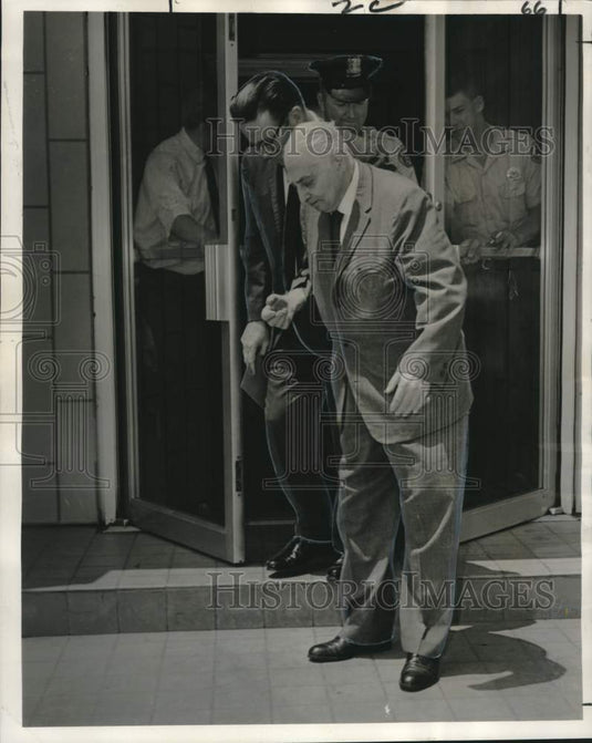 1966 Press Photo Albert Jarkin helped out of police headquarters - noo31975