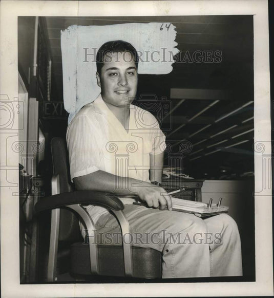 1955 Press Photo Pap's Super Market Office Manager Fred Hoffman - noo32002