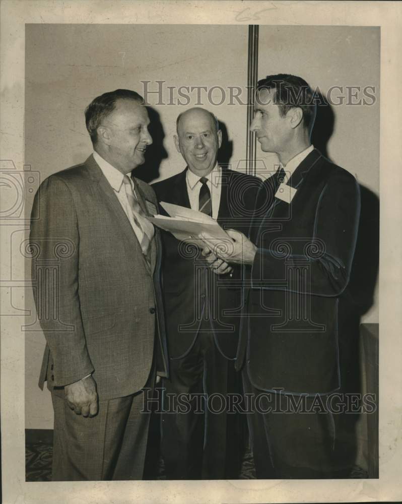 Load image into Gallery viewer, 1969 Press Photo Dr. Charles Hogarth &amp; Dr. D. Hounshell at So. Univ. Conference
