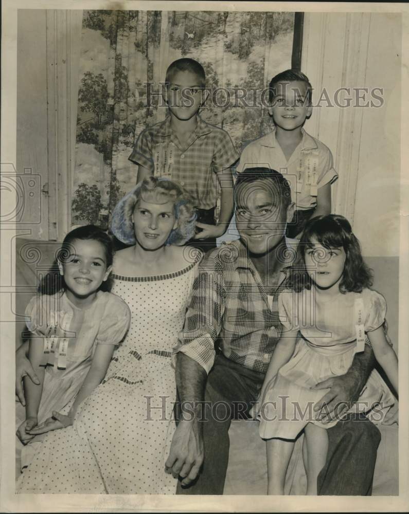 1959 Press Photo Mr. &amp; Mrs. Tommy Hoke Sr with Children - noo32011