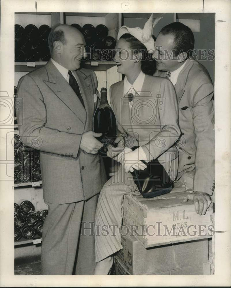 Load image into Gallery viewer, 1950 Press Photo Seymour Weiss, Dorothy Lamour, William Ross Howard Wine Tasting
