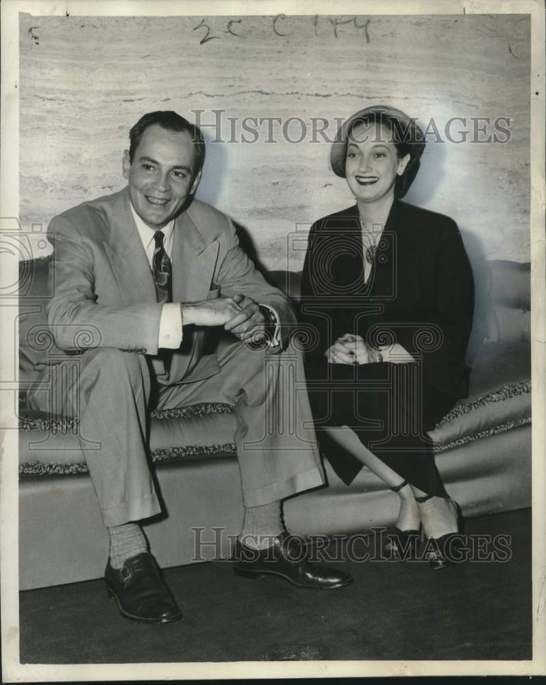 Load image into Gallery viewer, 1950 Press Photo Mr. and Mrs. William Ross Howard III in New Orleans - noo32066
