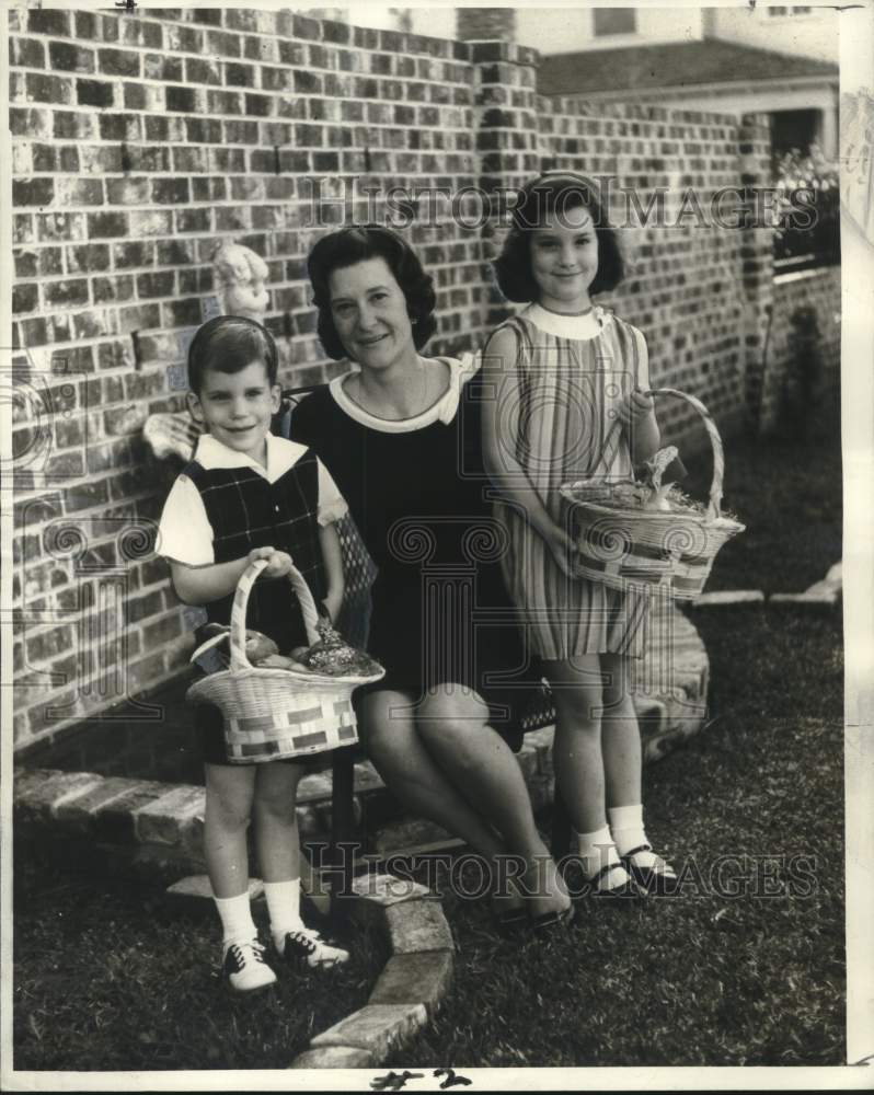1968 Press Photo Mrs. Milton J. Hoffman and Children on Easter - noo32076