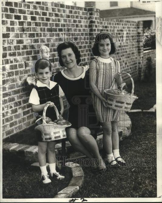 1968 Press Photo Mrs. Milton J. Hoffman and Children on Easter - noo32076