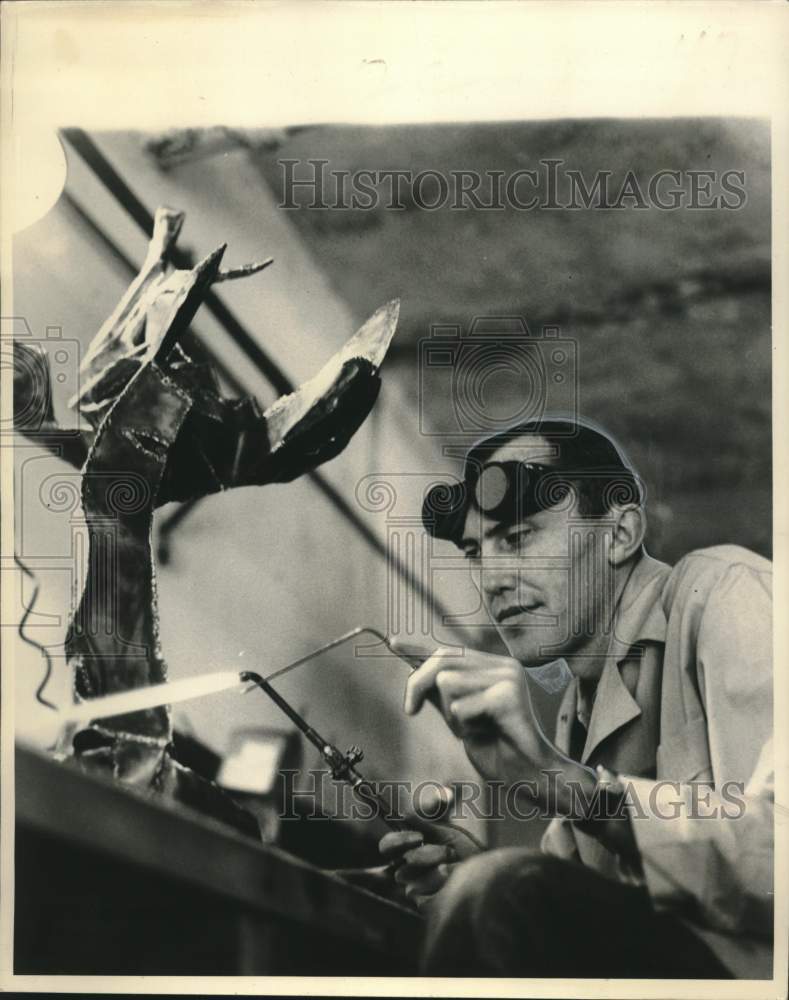 Load image into Gallery viewer, 1964 Press Photo Lee Hoffman's works to be displayed in Downtown Gallery Show
