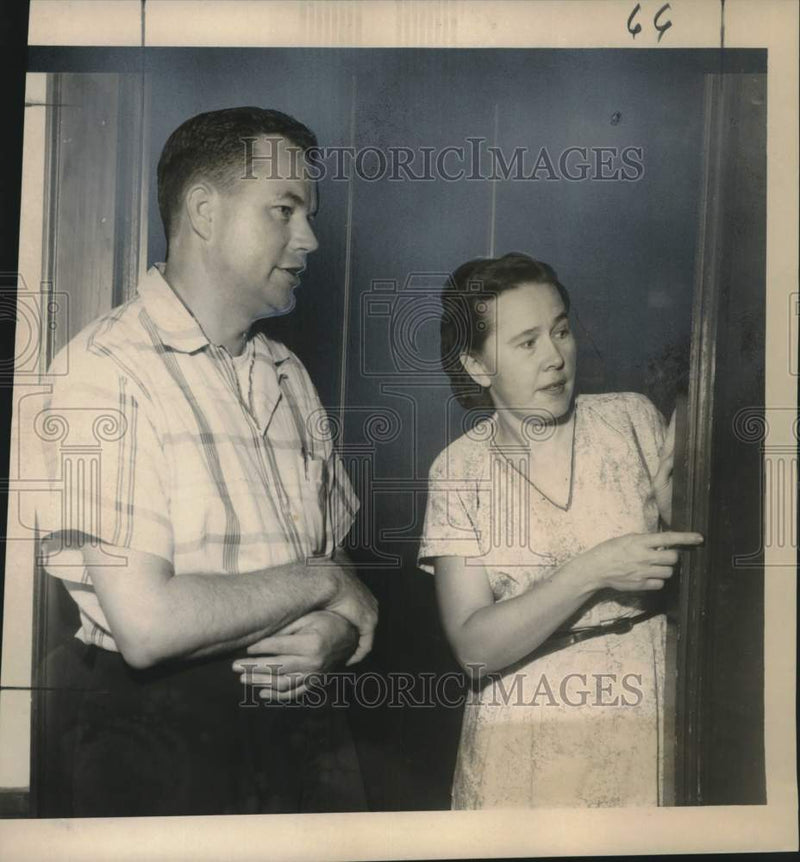 Load image into Gallery viewer, 1958 Press Photo Mrs. Jack Hoffstadt &amp; Reverend Don Alverson - noo32174
