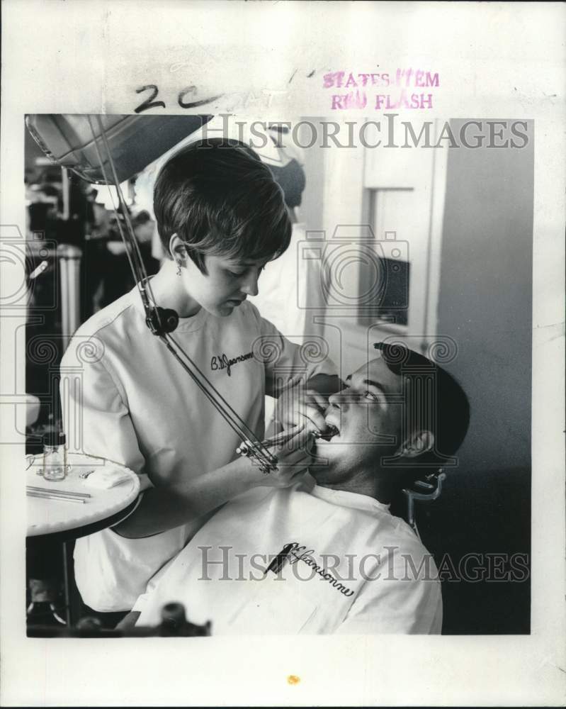 Load image into Gallery viewer, 1967 Press Photo Newlywed Dental Students Bo &amp; Billie Gail Jeansonne - noo32195
