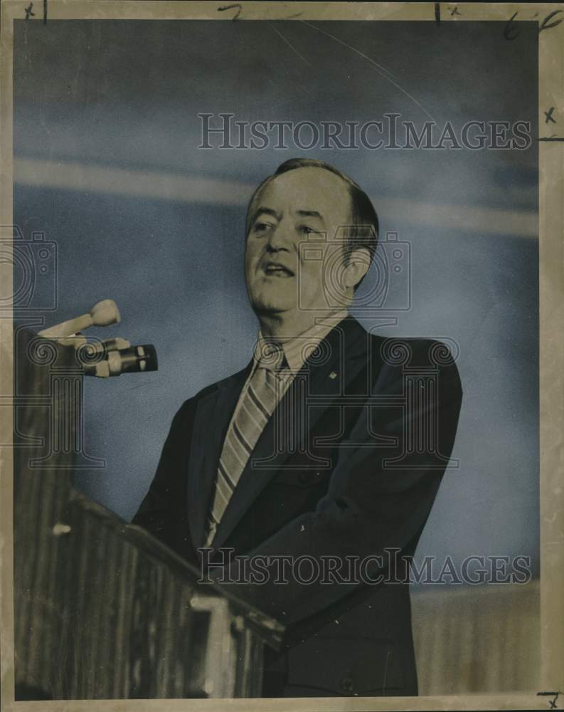 1971 Press Photo Senator Hubert Humphrey Speaks at Retail Druggists Association