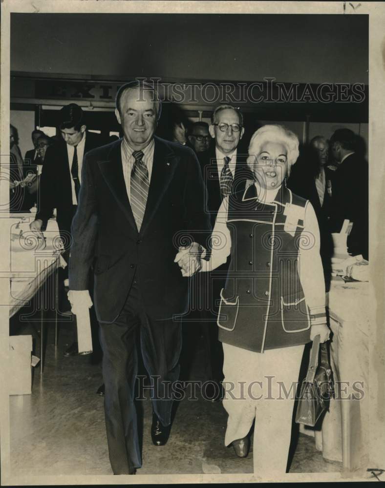 1971 Press Photo Senator Hubert Humphrey Escorted to Rostrum at Conference- Historic Images