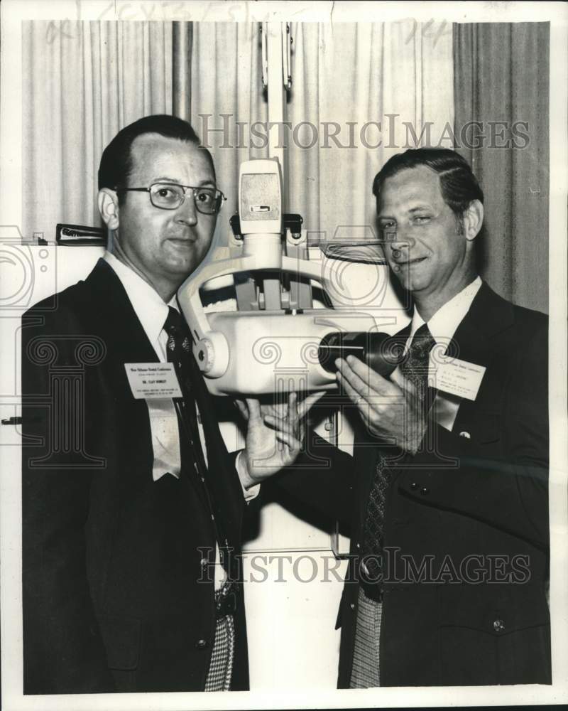 1974 Press Photo Dentist Dr. Clay C. Hunley, Other Dentist Examine Machine