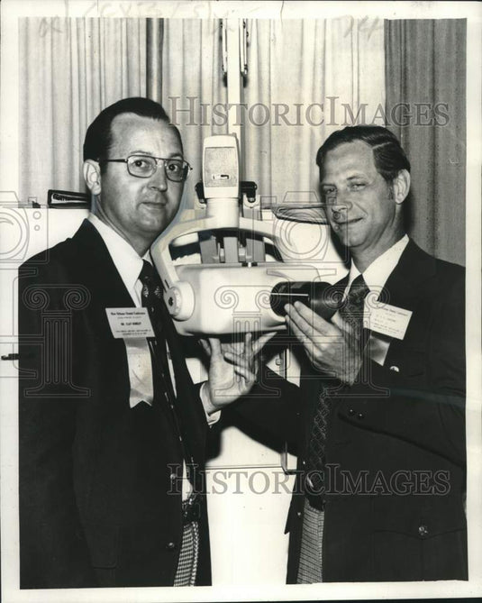 1974 Press Photo Dentist Dr. Clay C. Hunley, Other Dentist Examine Machine