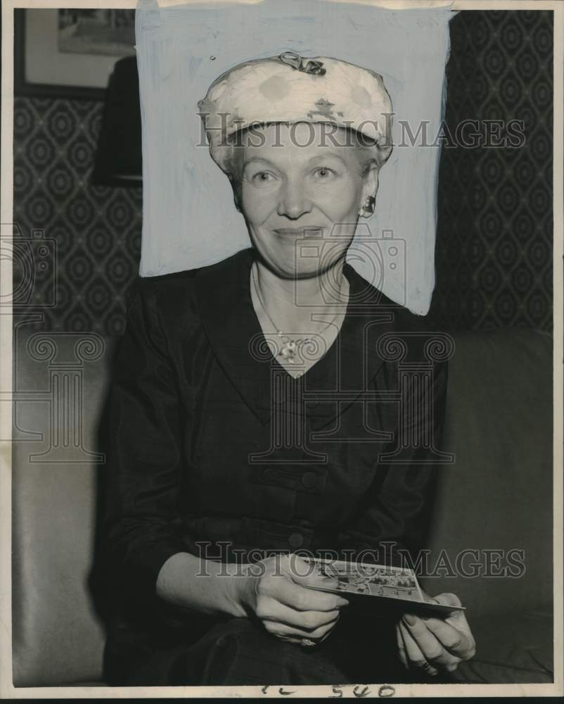 1957 Press Photo Mrs. Marks Isaacs - noo32269