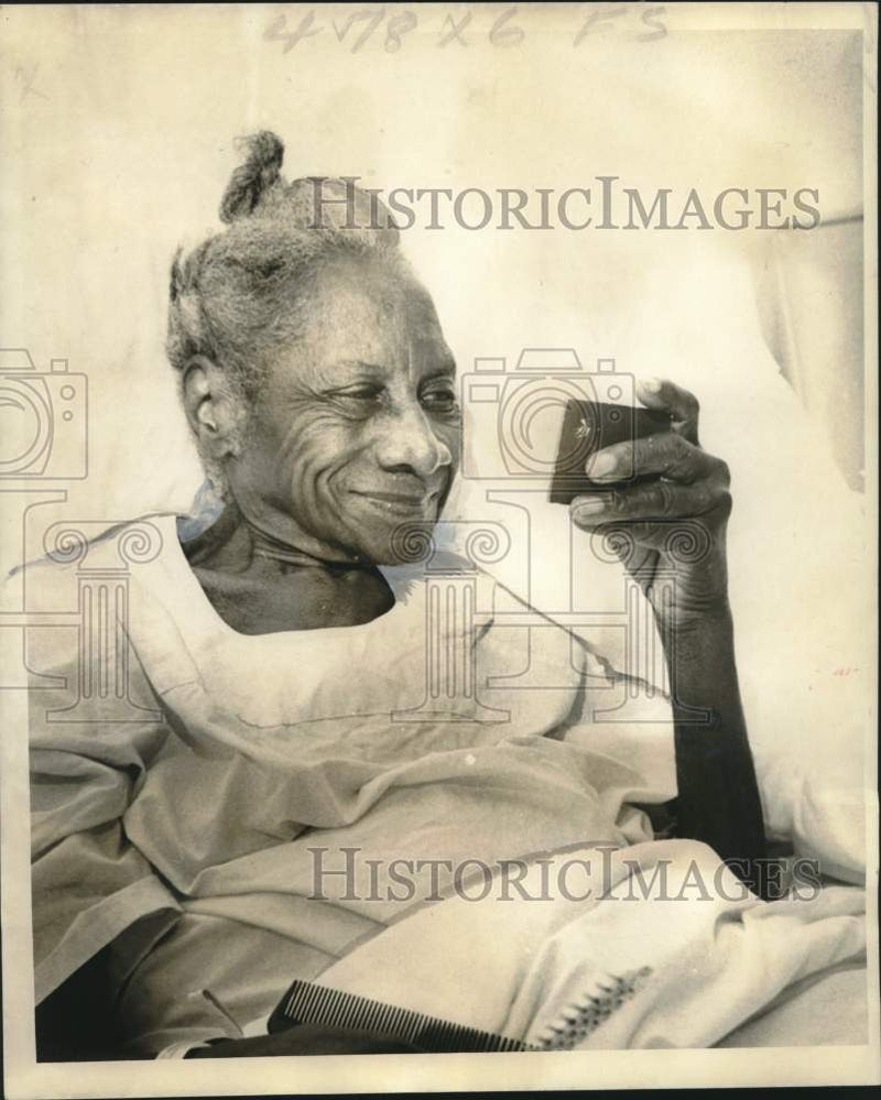 Load image into Gallery viewer, 1973 Press Photo Mrs. Sarah Jackson, 106, visits New Orleans to see doctor
