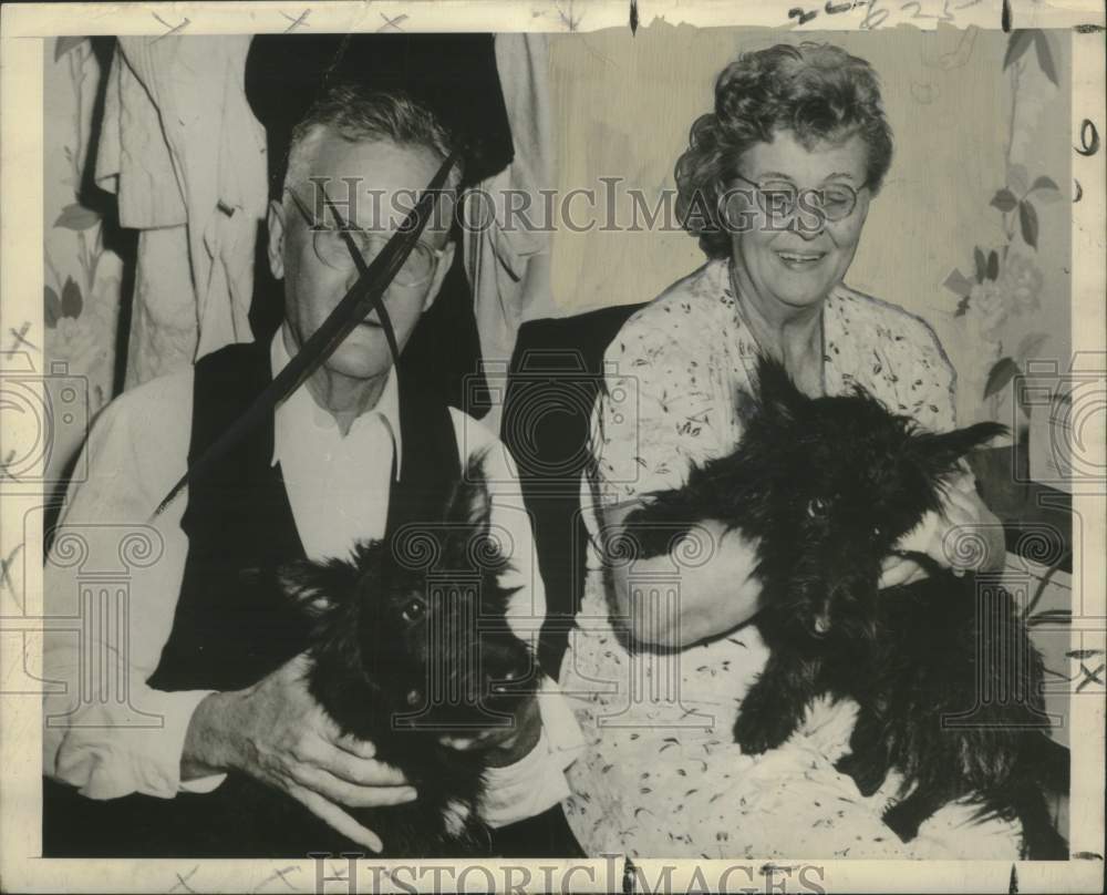 1946 Press Photo Mr. & Mrs. Hans George Hornbostal & dogs - noo32324