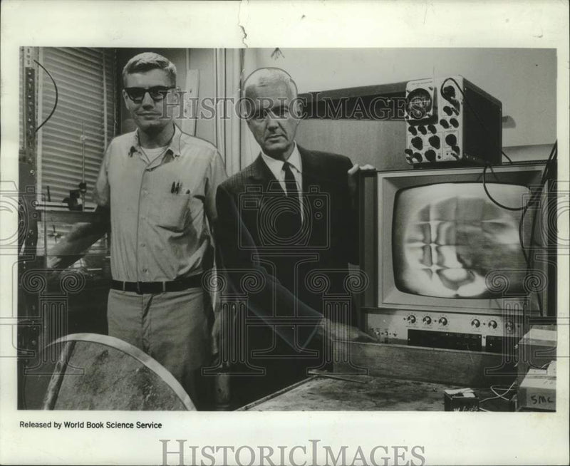 Load image into Gallery viewer, 1968 Press Photo Leonard Buss &amp; John E. Jacobs-Inventors-New type of Microscope
