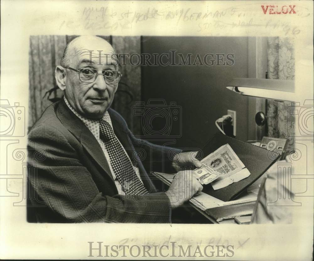 1974 Press Photo Arthur Jacobi holds a 1923 100,000 mark note-one U.S. Dollar- Historic Images