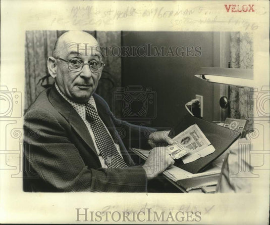 1974 Press Photo Arthur Jacobi holds a 1923 100,000 mark note-one U.S. Dollar- Historic Images