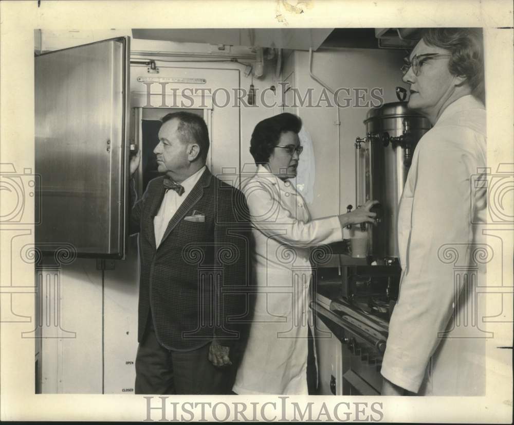 1965 Press Photo &quot;Operation Safeguard&quot; at Union Passenger Terminal - noo32350