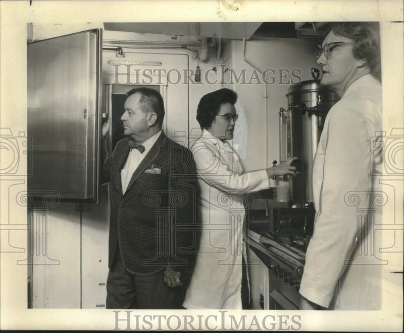 Load image into Gallery viewer, 1965 Press Photo "Operation Safeguard" at Union Passenger Terminal - noo32350

