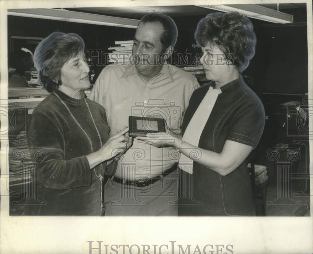 1970 Press Photo Boulevard Special School officials honors Mrs. Genevieve Dantin