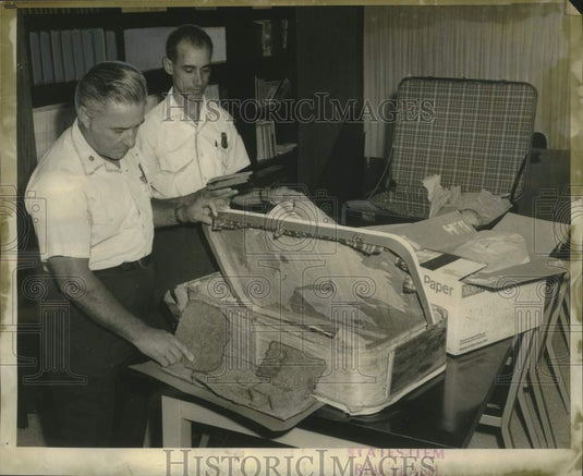 1969 Press Photo U.S. Customs Inspectors Richard Jaeger & Victor DuBuclet