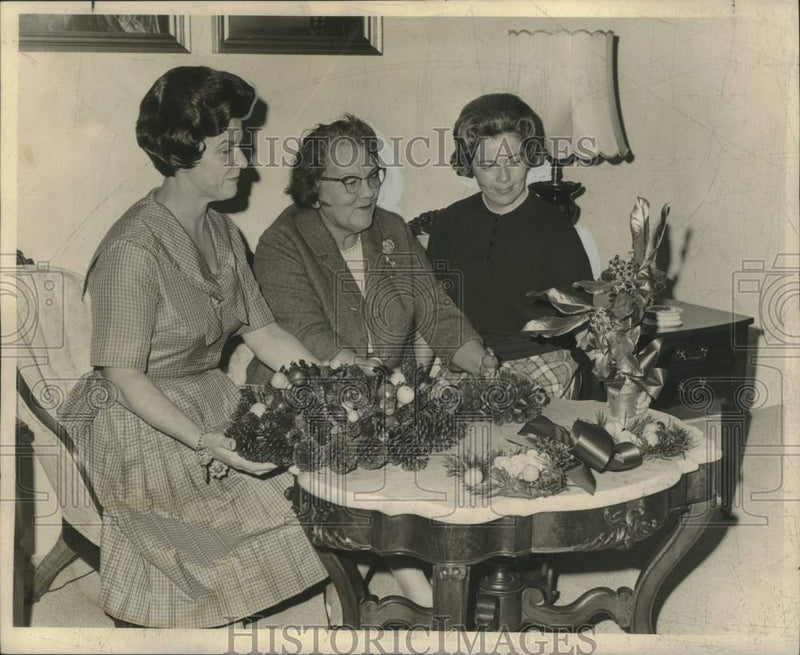 Load image into Gallery viewer, 1966 Press Photo Officials of the New Orleans Society- Christmas Bazaar
