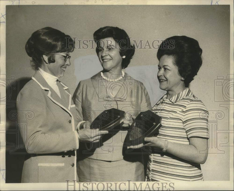 Load image into Gallery viewer, 1971 Press Photo Crippled Children's Hospital Guild honors top volunteers
