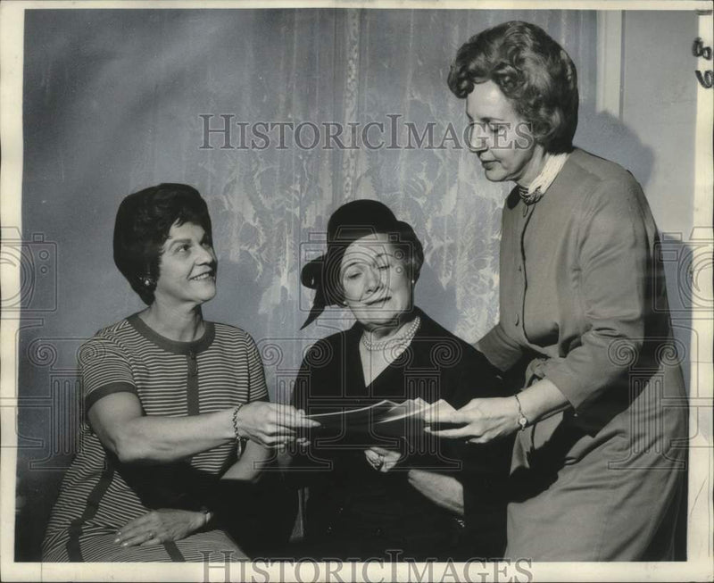 Load image into Gallery viewer, 1971 Press Photo Orleans Opera's Women Guild and its Opera Fund Drive Division

