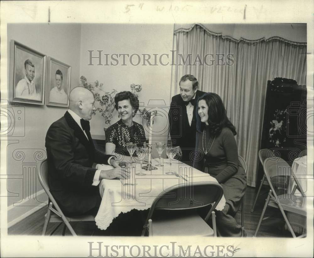 1974 Press Photo The Four Seasons Committee meeting at Royal Sonesta Hotel