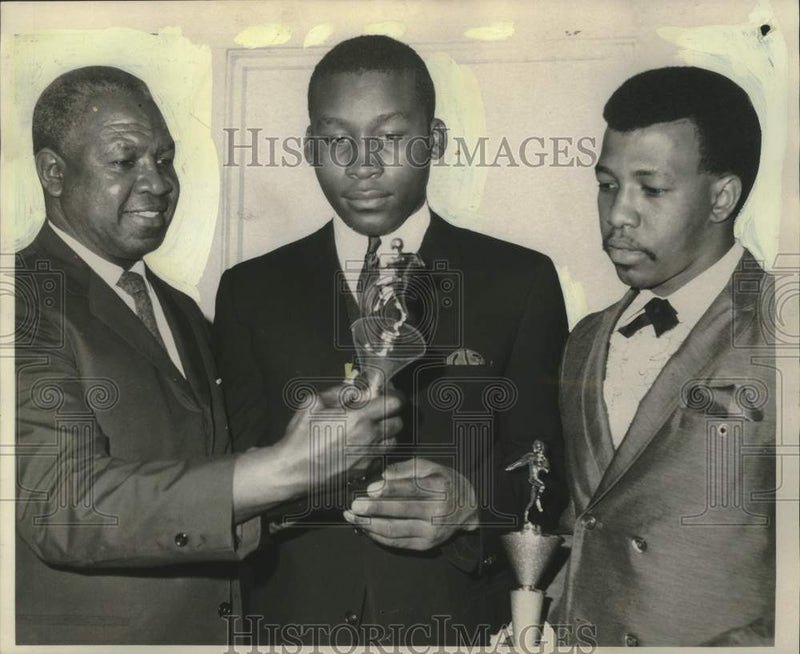 Load image into Gallery viewer, 1968 Press Photo Morris F.X. Jeff with Roosevelt Holmes &amp; Wilfred Randall
