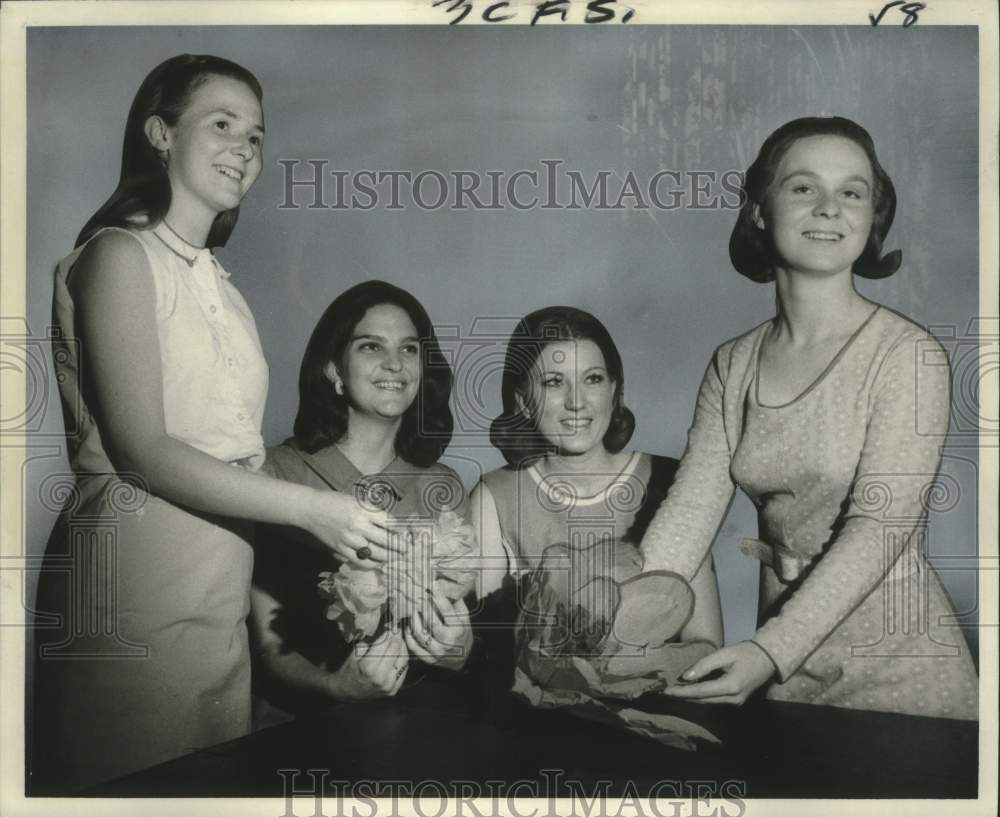 1970 Press Photo Miss Alyce Lee Jefferson and Spring Fiesta Grand Ball commiitte