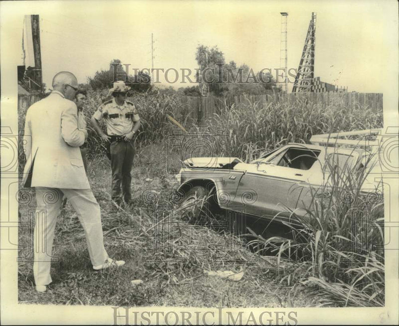 Load image into Gallery viewer, 1975 Press Photo Jefferson Parish Police View Crashed Truck of Shooting Victim
