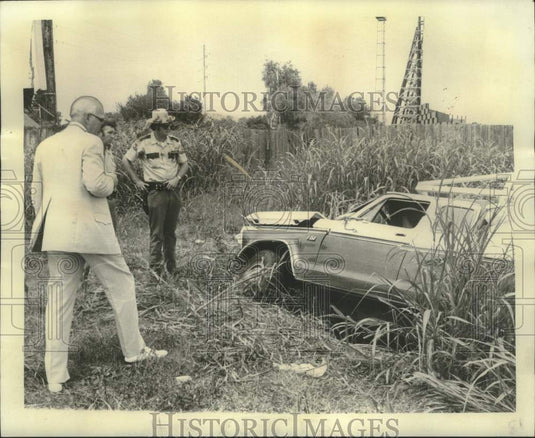 1975 Press Photo Jefferson Parish Police View Crashed Truck of Shooting Victim