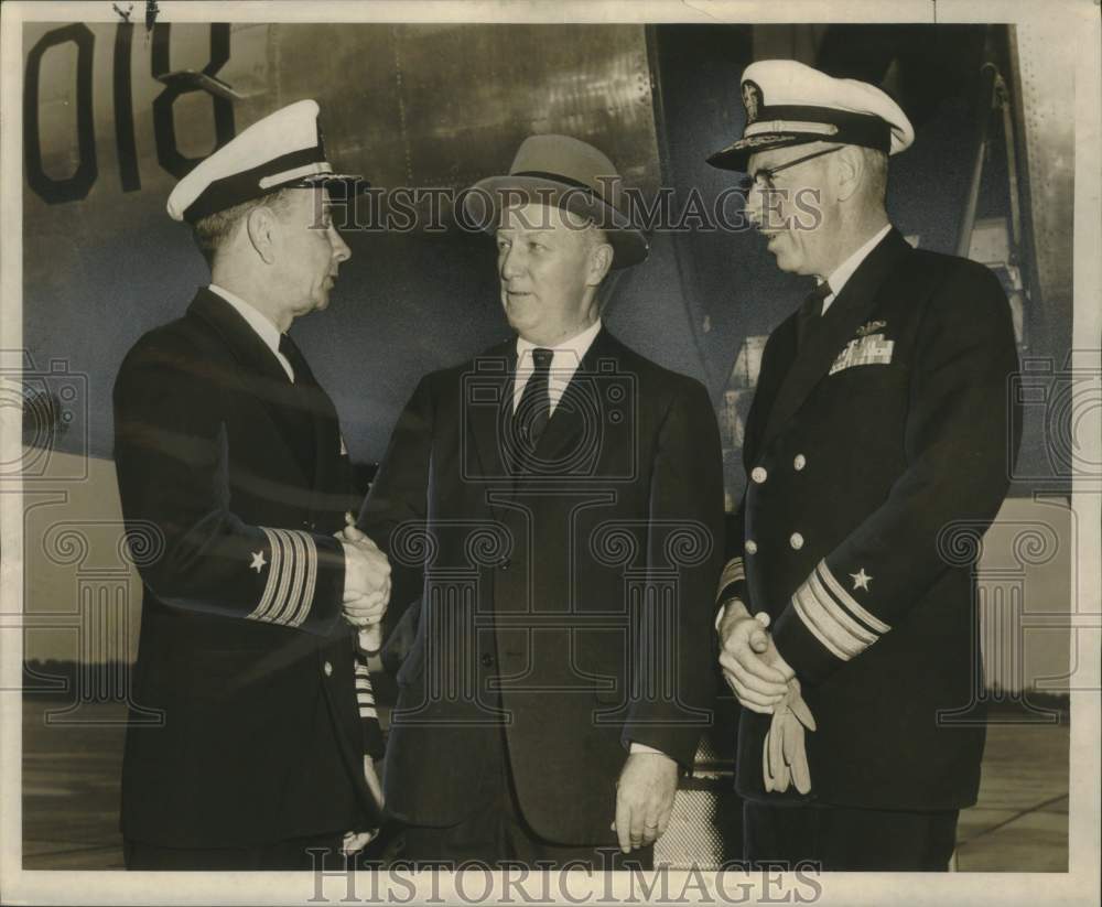 1958 Press Photo Naval Officials in New Orleans, Alvin Callender Field