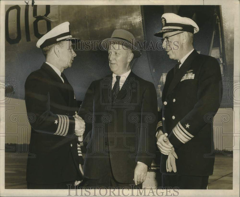 Load image into Gallery viewer, 1958 Press Photo Naval Officials in New Orleans, Alvin Callender Field
