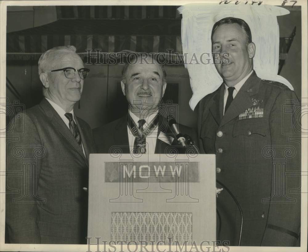 1963 Press Photo Major General Perry M. Hoisington III and Other Men - noo32482