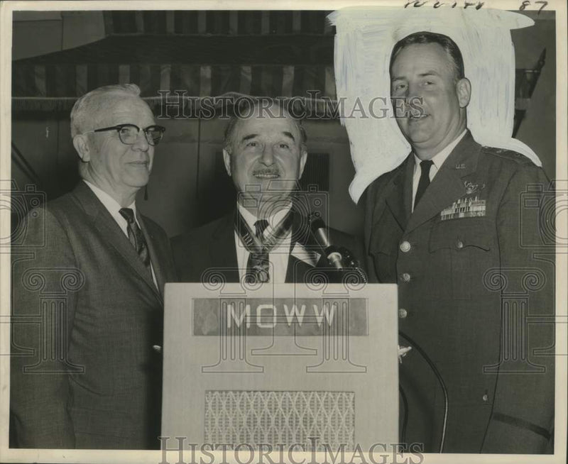 Load image into Gallery viewer, 1963 Press Photo Major General Perry M. Hoisington III and Other Men - noo32482
