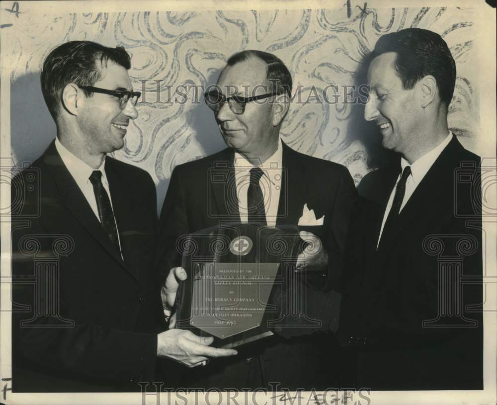 1963 Press Photo Philip Reidenauer Jr. Gives Safety Award to FLoyd Hoke